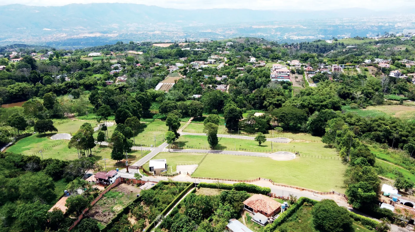 Vista aérea de lotes urbanizados en Ruitoque Alto