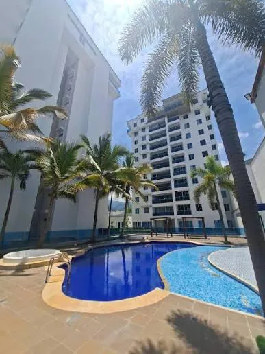 Piscina y torres de Pinares Condominio Club